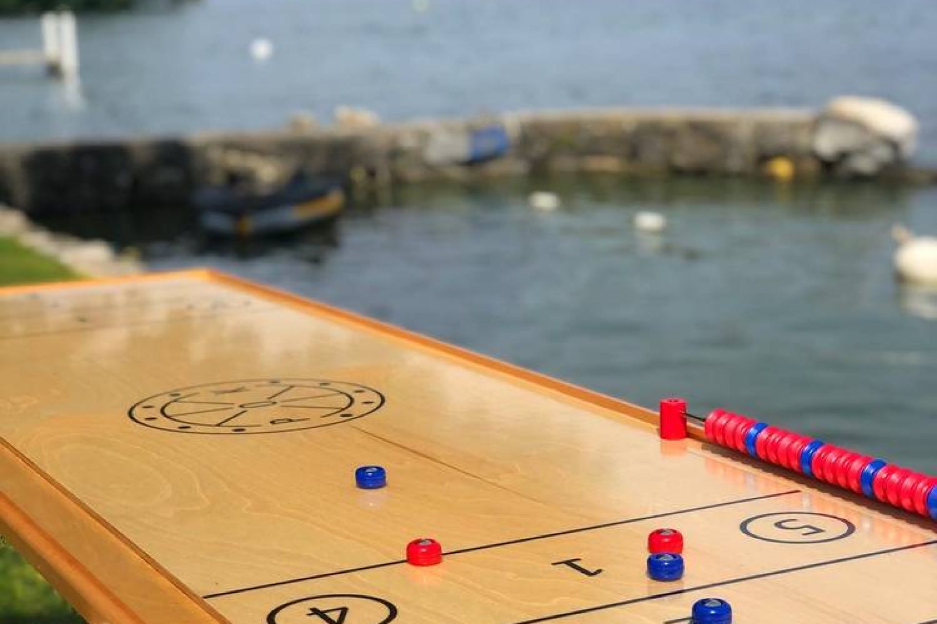 La table de jeu POK-Games au bord du lac.