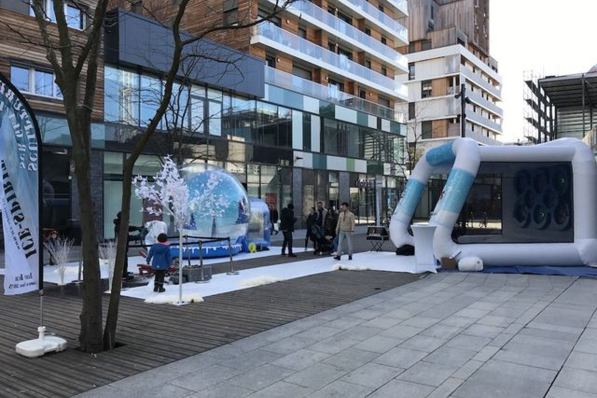 Stand Cibles Interactives Boules de Neige installé en ville, sur le parvis d'une surface commerciale.