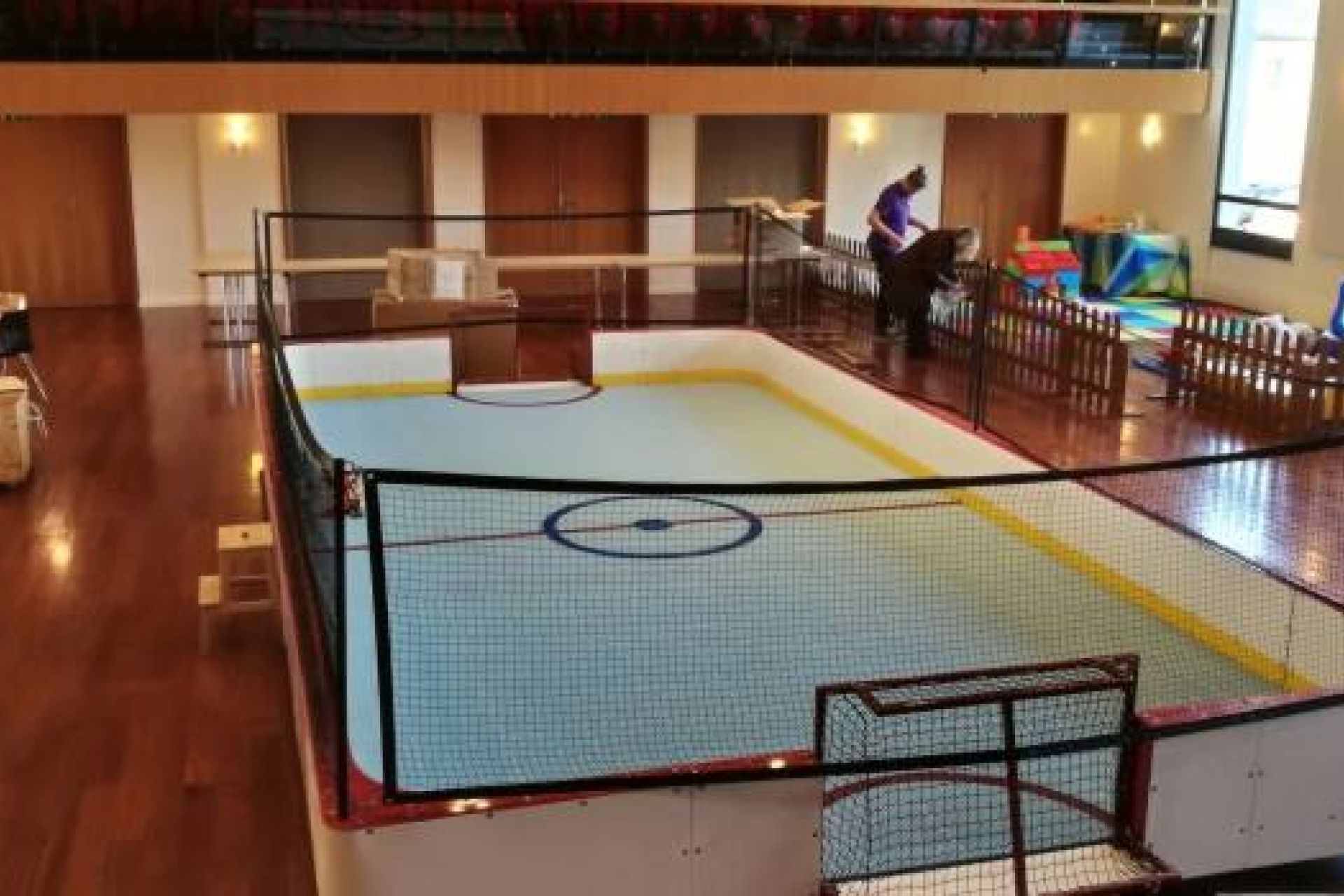 La Bottinoire, petite patinoire mobile synthétique, est idéale pour initier les enfants au unihockey.