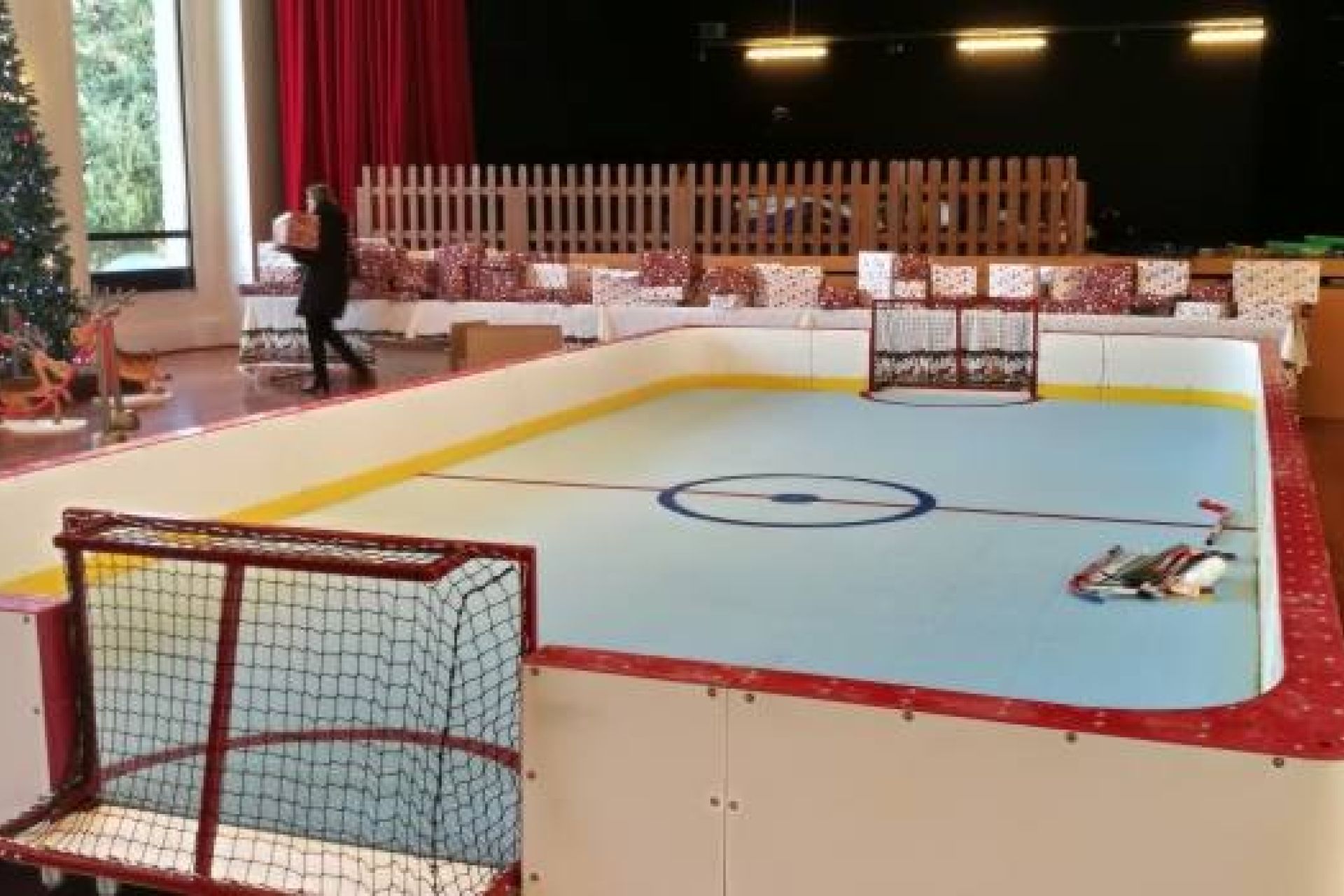 Cette petite patinoire synthétique est parfaite pour proposer une activité de hockey lors de vos événements d'entreprise comme les arbres de Noël.