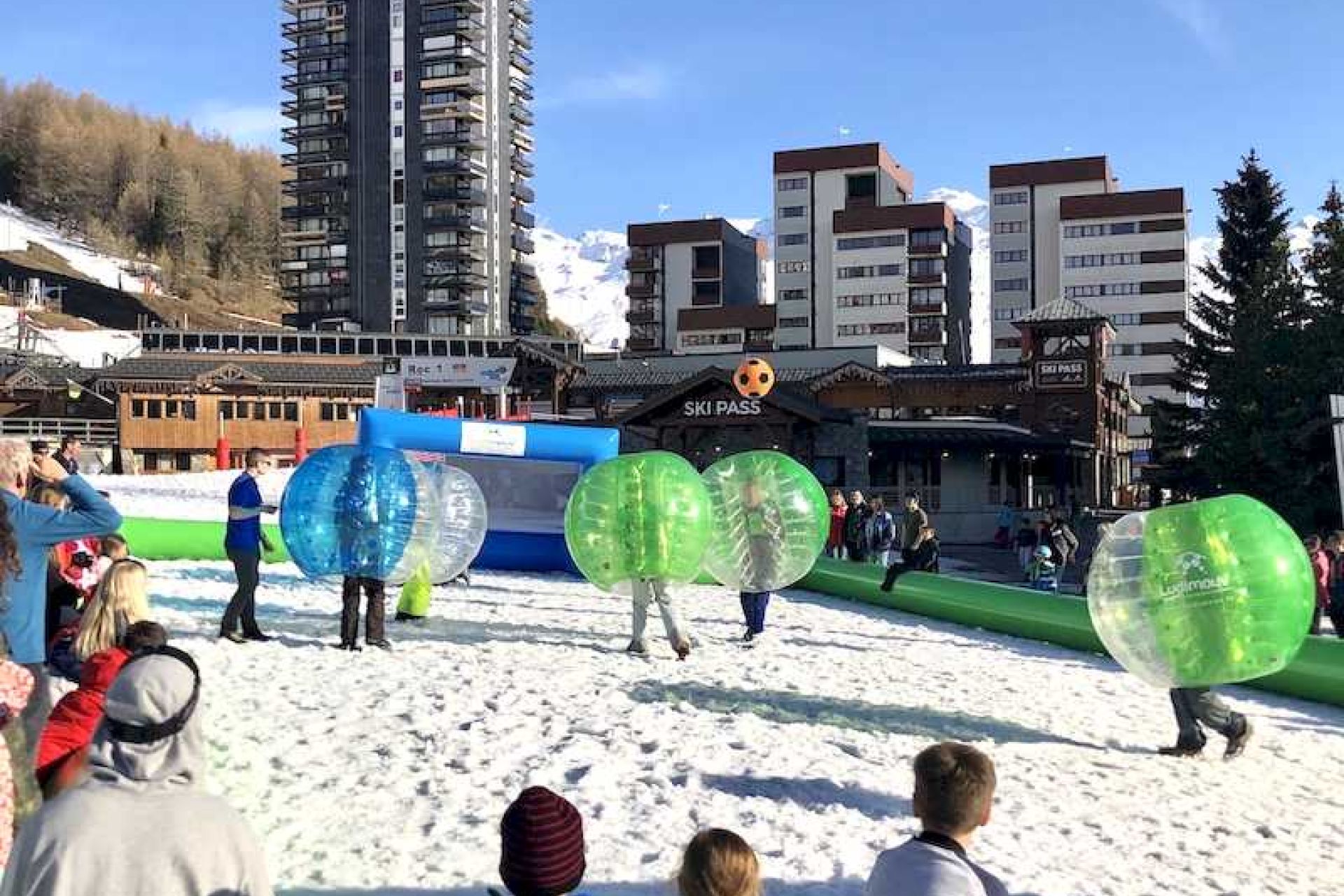 Animation station sports d'hiver partie de Bubble Football sur neige