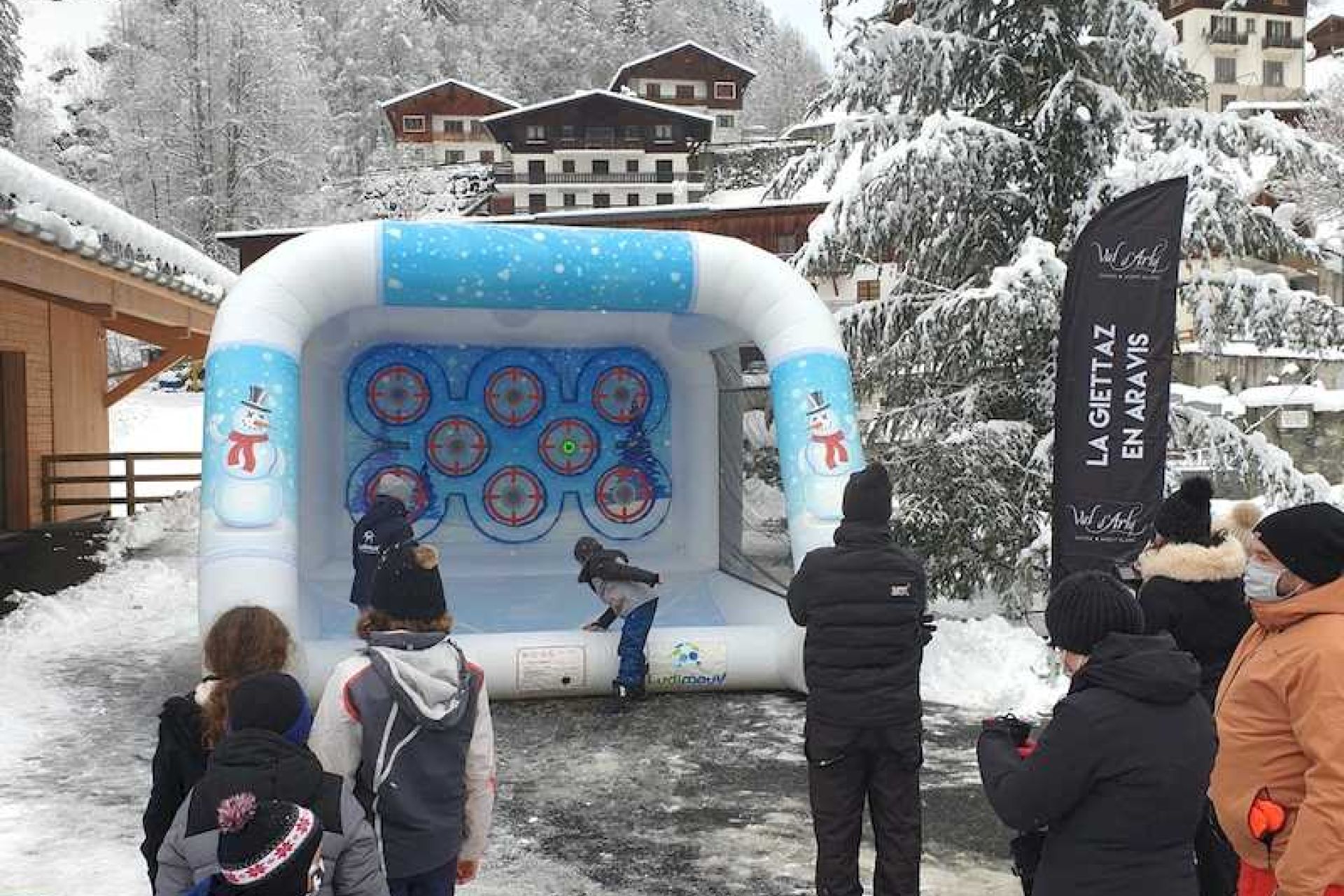 À la station La Giettaz en Aravis, installation du stand de lancer de boules de neige sur cibles interactives en extérieur sur la neige.