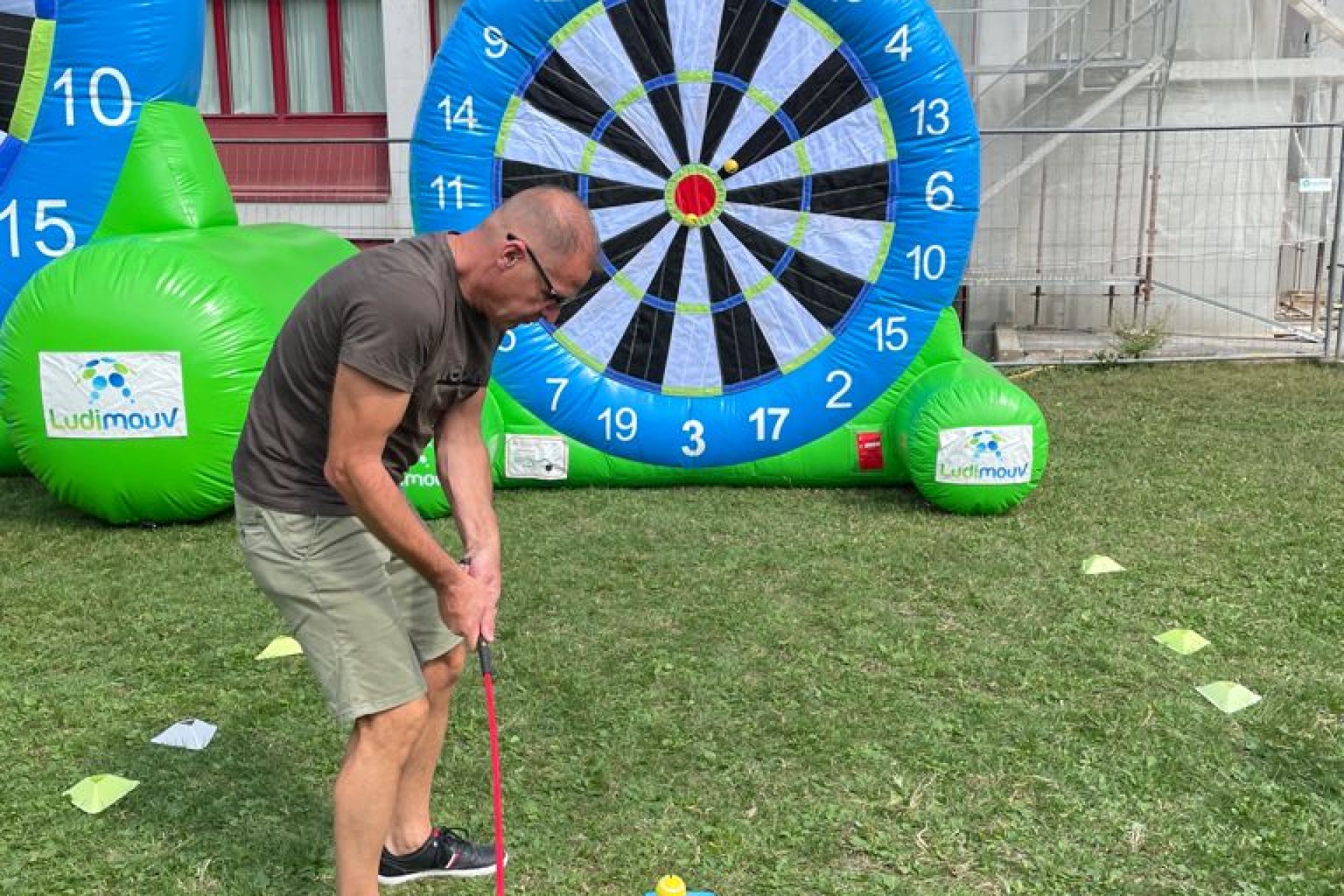 Adulte jouant au golf sur une cible géante gonflable scratch de 3m.