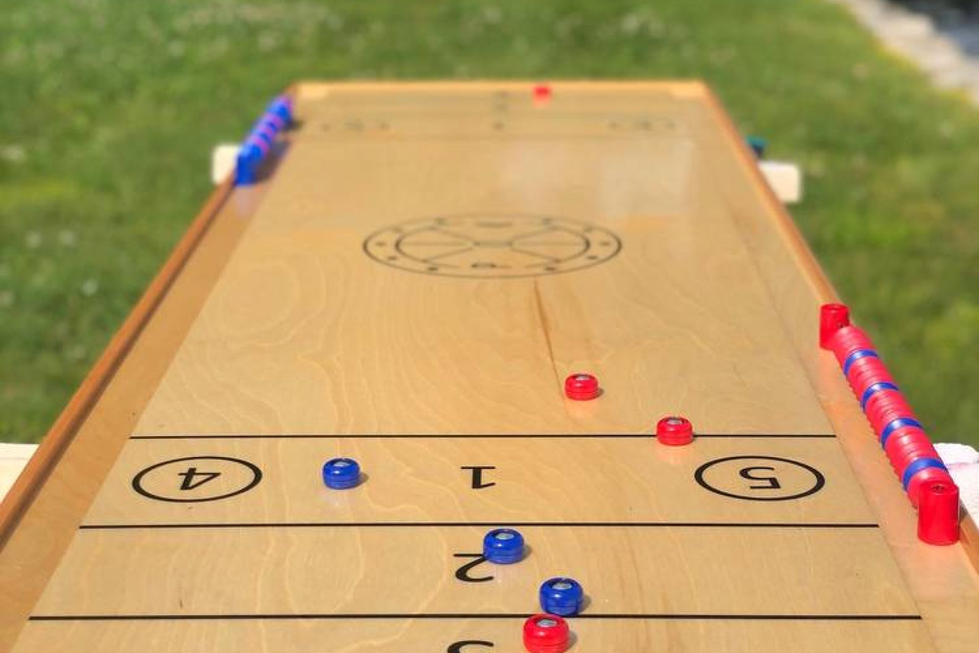 La table POK-Games avec 4 billes rouges et 4 billes bleues en jeu