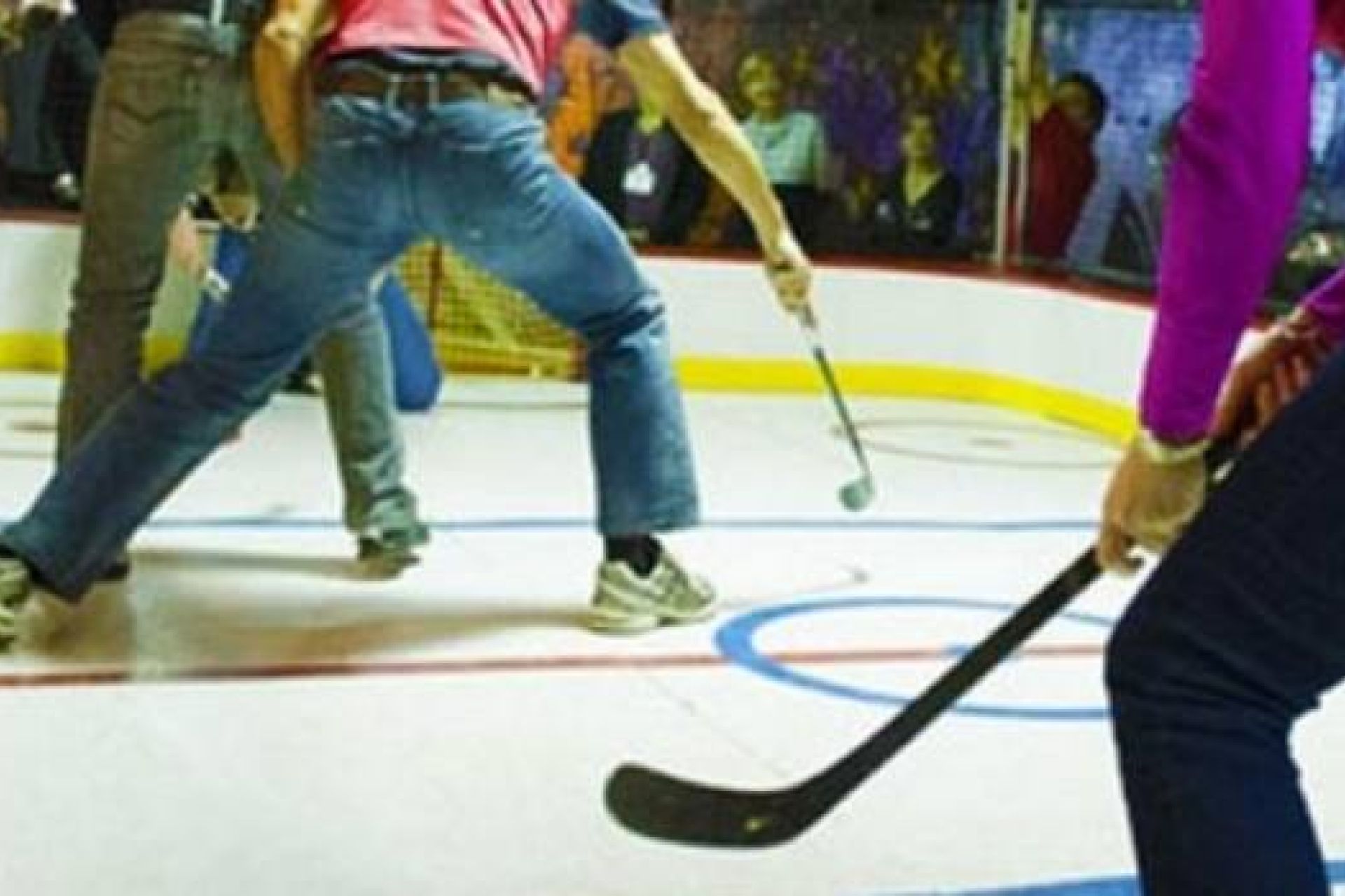 La patinoire miniaturisée Bottinoire permet des matchs de hockey simplifiés extrêmement divertissants, pour les adultes aussi !