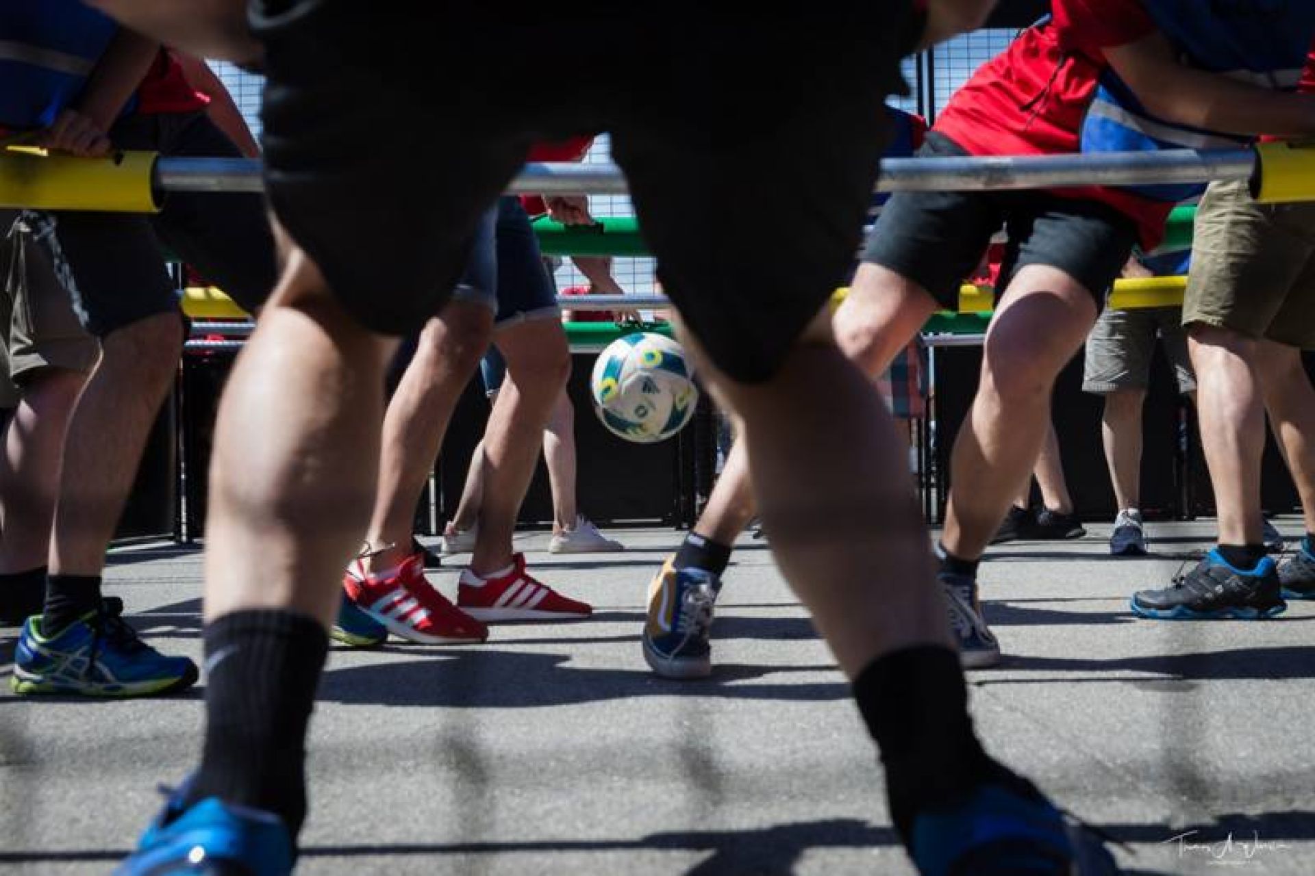 Le baby foot humain se joue avec un vrai ballon de football et des chaussures de sport adaptées