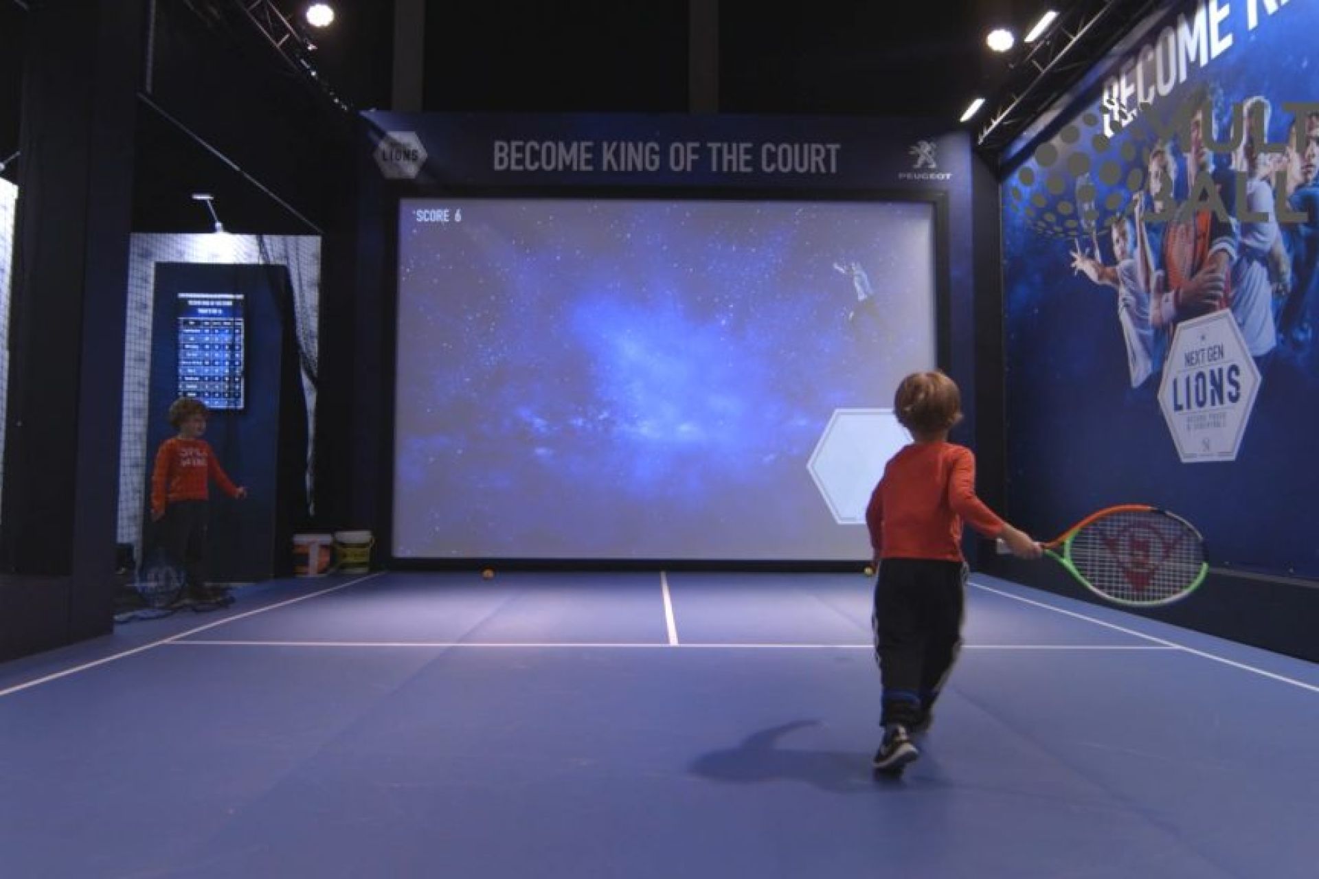 Enfant jouant à un jeu de tennis sur le jeu video géant MultiBALL