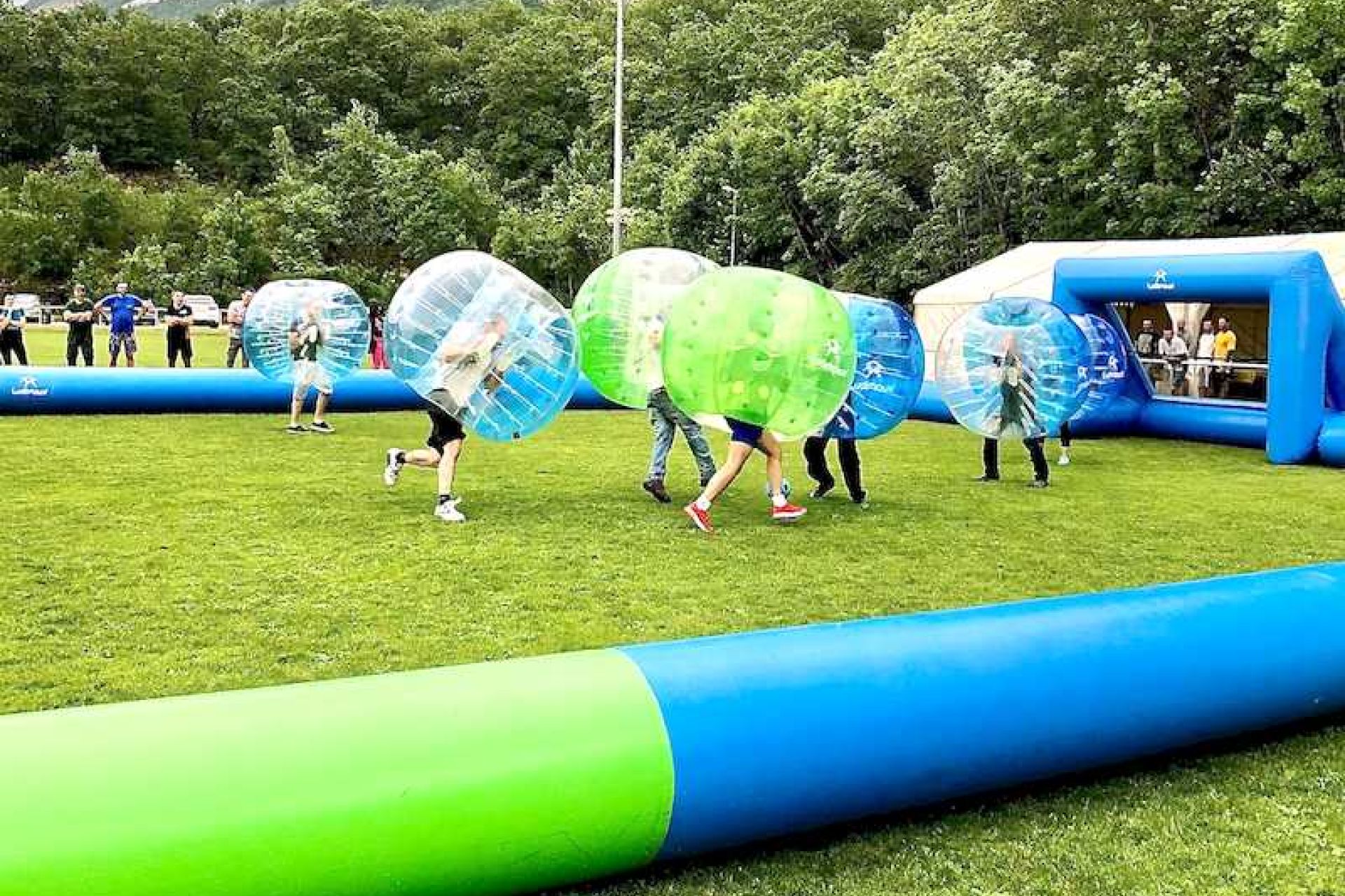Terrain gonflable 24 x 12 pour partie de Bubble Football 10 joueurs