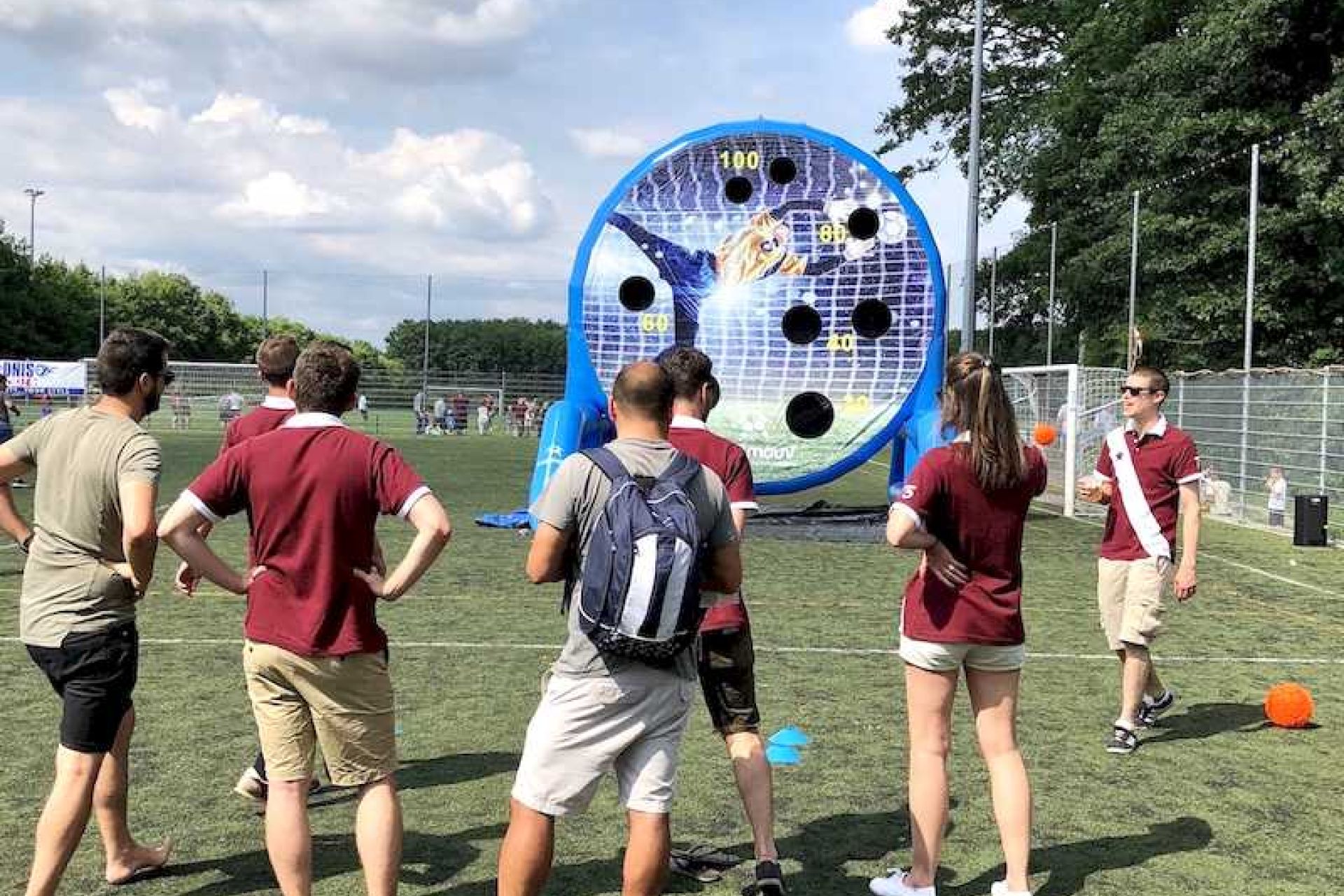 Cible géante gonflable avec bâche customisée foot installée en marge d'un évènement sportif.