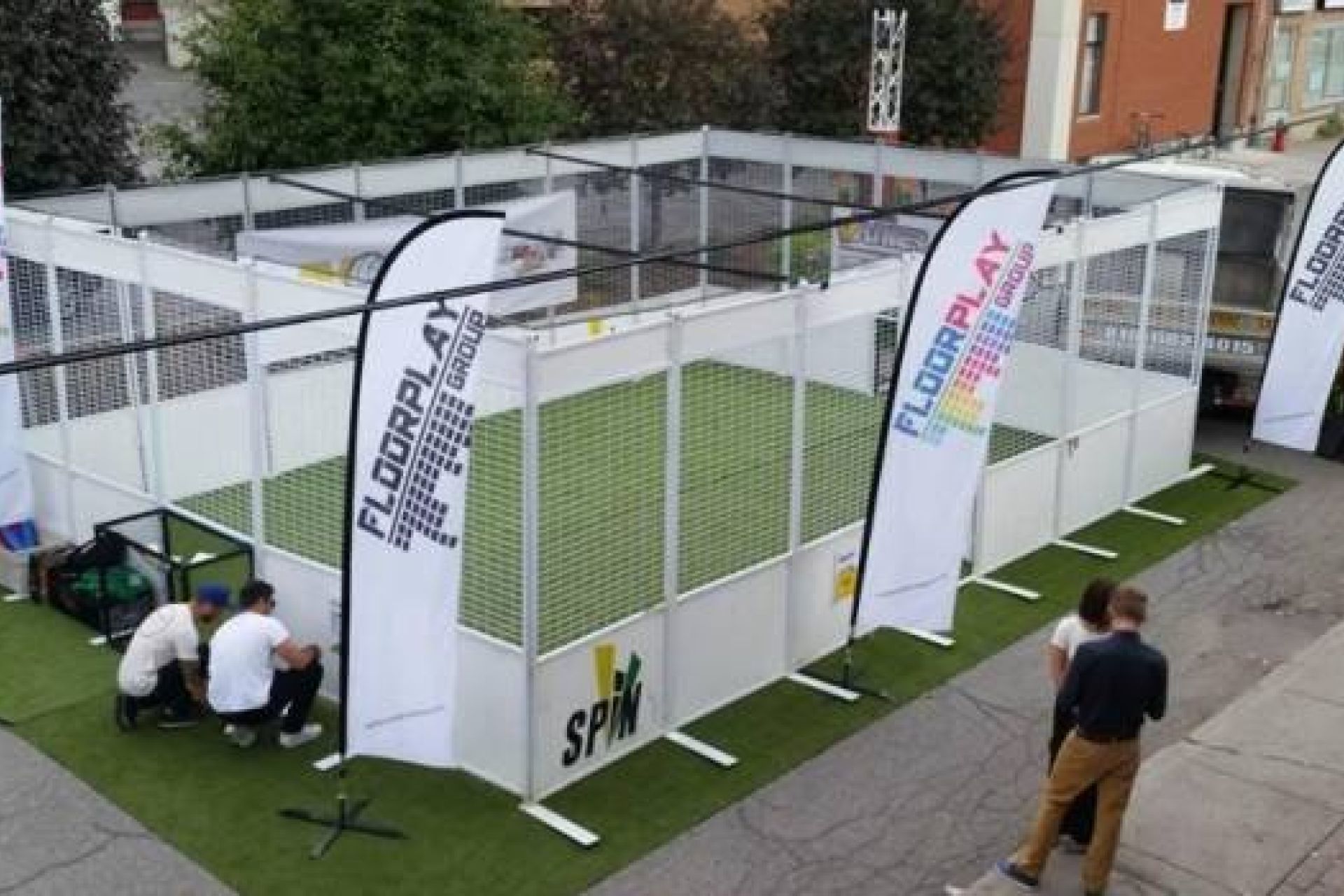 Revêtement en gazon synthétique pour cette cage multisport équipée de buts : hockey ou foot ?