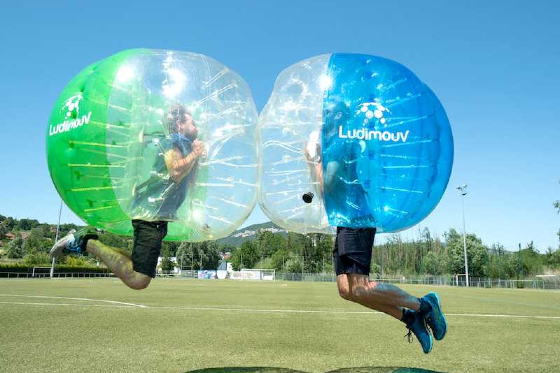 La bulle gonflable antichoc permet aux joueurs de Bubble Football d'aller au contact en toute sécurité