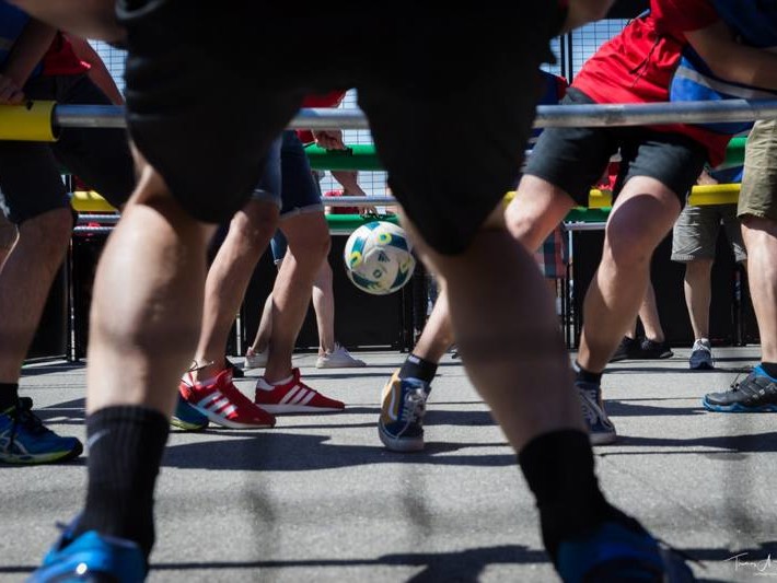 Le baby foot humain se joue avec un vrai ballon de football et des chaussures de sport adaptées