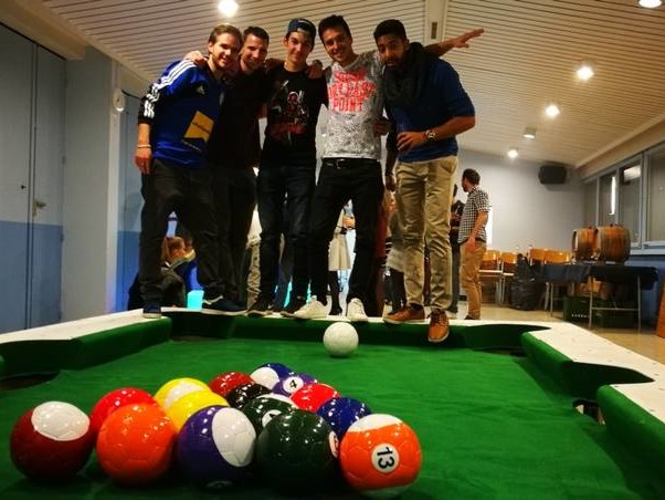 La table de billard géante est faite pour accueillir le poids de plusieurs personnes.