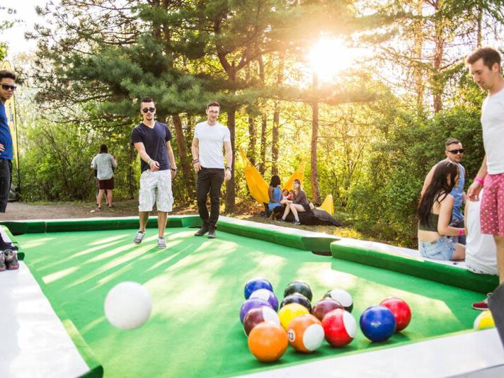 Comme au billard classique, une partie de billard foot commence en cassant le triangle formé par les 15 billes numérotées.