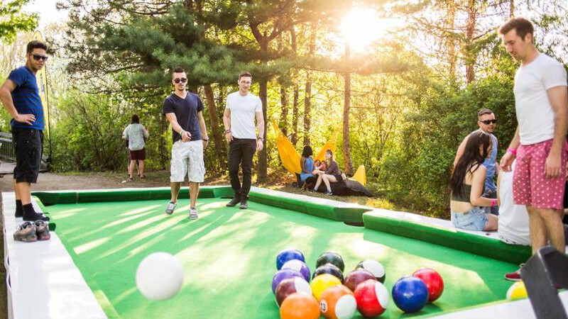 Comme au billard classique, une partie de billard foot commence en cassant le triangle formé par les 15 billes numérotées.