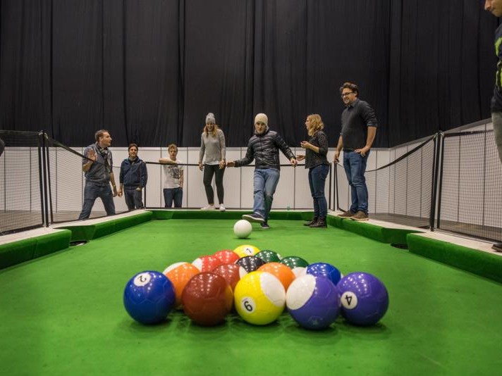 Casse au tout début d'une partie de billard foot.