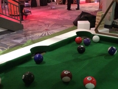 Les ballons de foot ressemblent parfaitement à des billes de billard : ils sont numérotés, de couleur différentes, pleins ou cerclés.