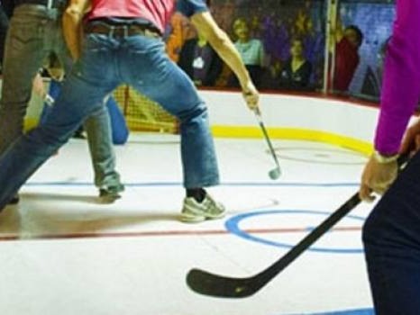 La patinoire miniaturisée Bottinoire permet des matchs de hockey simplifiés extrêmement divertissants, pour les adultes aussi !