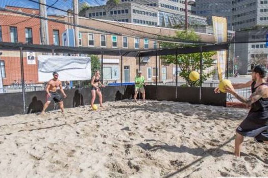 Partie de dodgeball (ou balle au prisonnier)