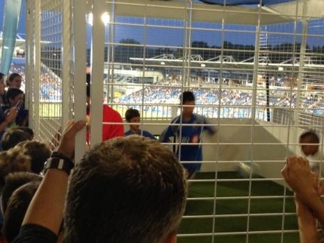 Partie de tirs aux buts acharnée dans la cage multispor