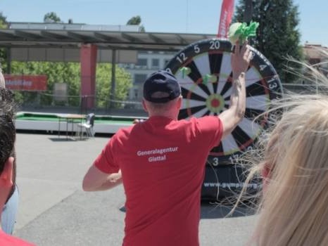 Lancer de fléchette en velcro sur la cible gonflable géante du jeu Darts XXL