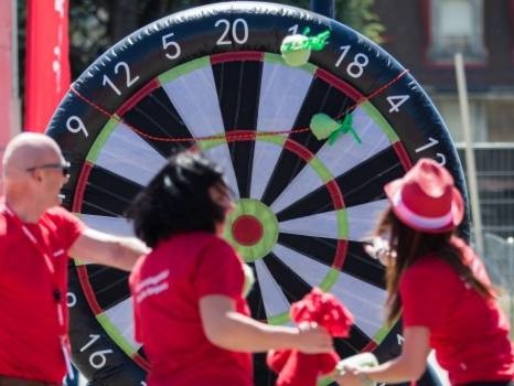 Plusieurs participants jouant en simultané au jeu de fléchettes géant gonflable Darts XXL