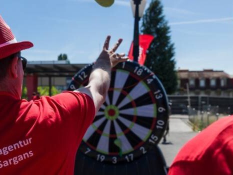 Lancer de fléchette sur cible géante gonflable