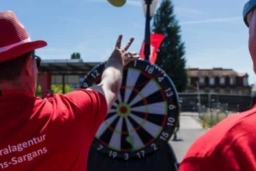 Lancer de fléchette sur cible géante gonflable