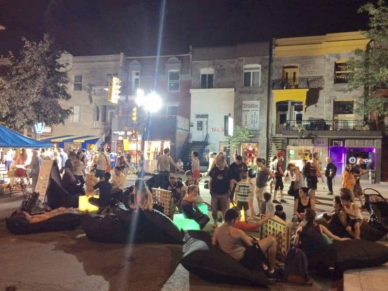 Un Espace Ludik nocturne aménagé à l'occasion d'une fête de village.
