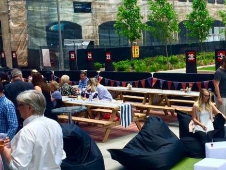 L'espace de jeux Espace Ludik aménagé en terrasse d'un restaurant