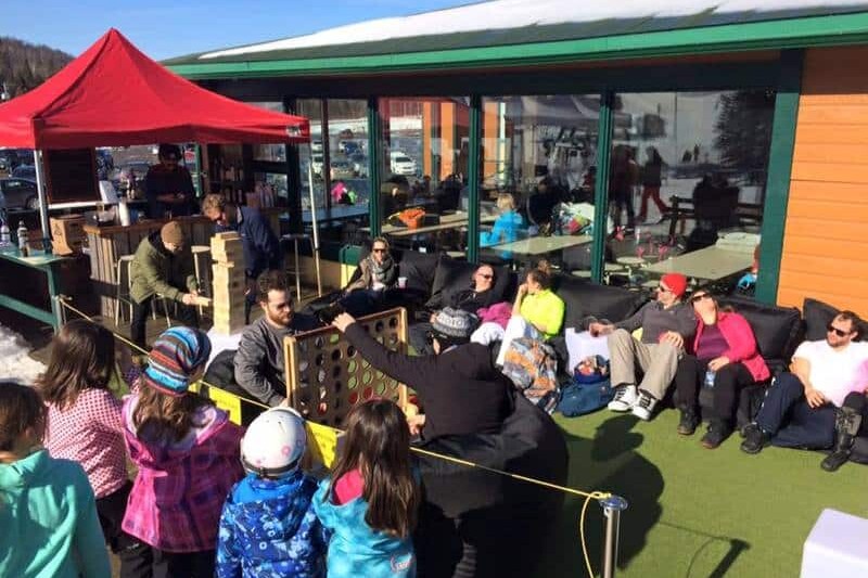 L'espace de jeux Espace Ludik installé sur la terrasse d'un restaurant d'altitude