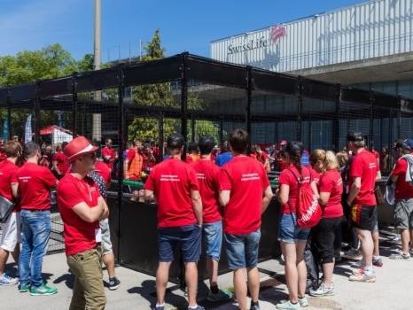 Spectateurs assistant à match de baby foot grandeur nature