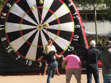Tir réussi sur la cible de foot géante !