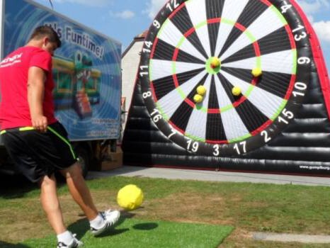 Joueur tirant sur une cible foot géante gonflable à scratch avec un ballon de foot velcro.