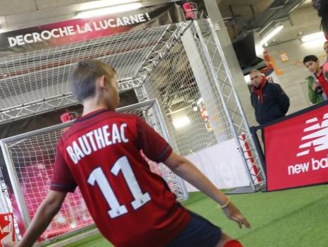 Footballeur en herbe visant la lucarne sur le simulateur de tir au but Fast-Foot®