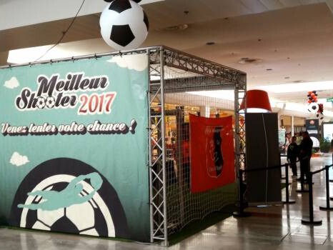 Simulateur de tir au but installé en galerie commerciale