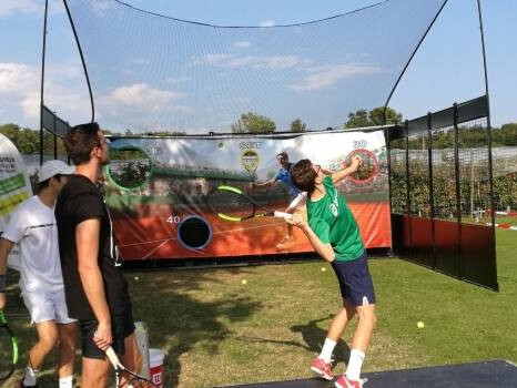 Joueur démontrant la précision de son service au tennis-cible