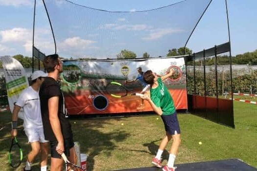 Joueur démontrant la précision de son service au tennis-cible