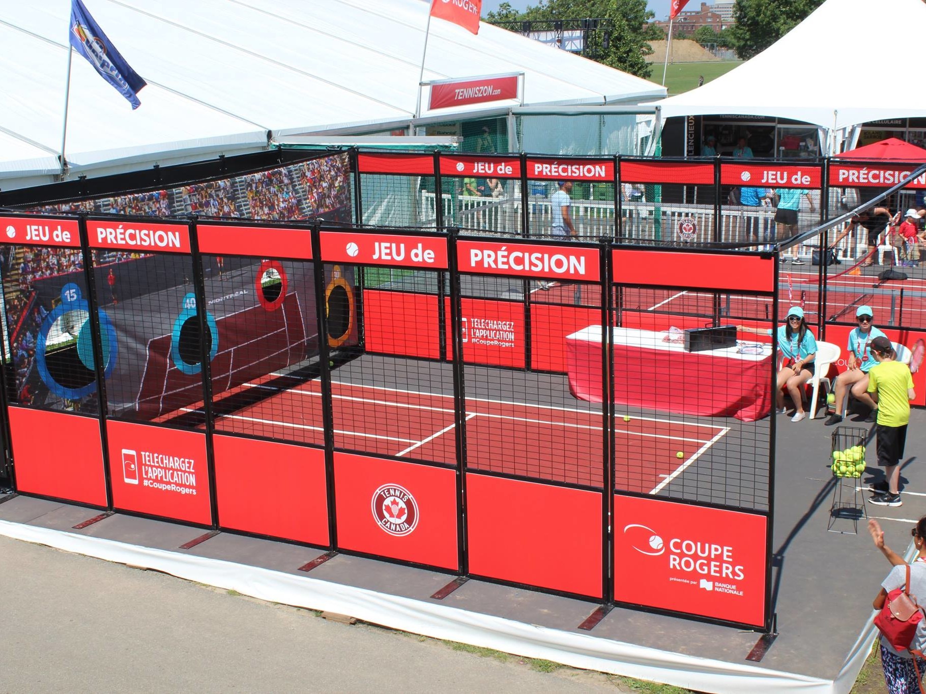 Tennis-cible installé en extérieur en marge d'une manifestation sportive