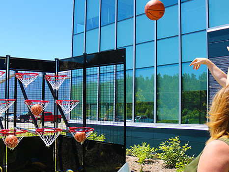 Tic tac toe géant et sportif avec lancer de ballon pour former une ligne.