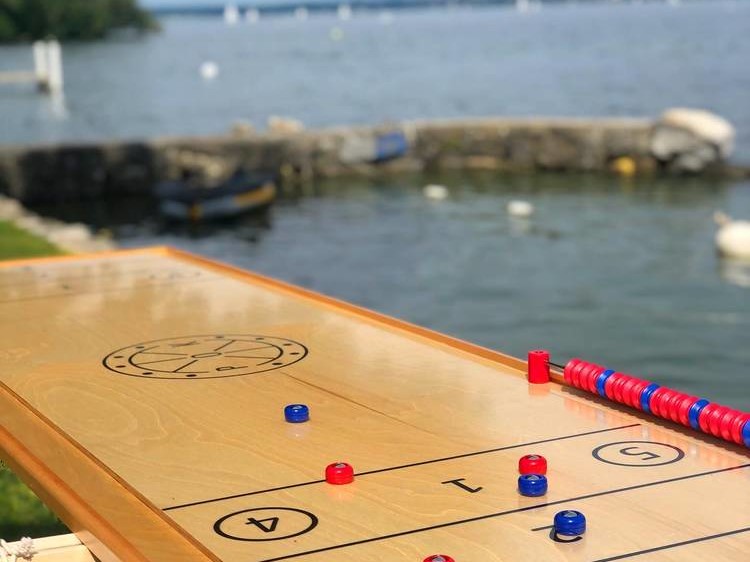 La table de jeu POK-Games au bord du lac.