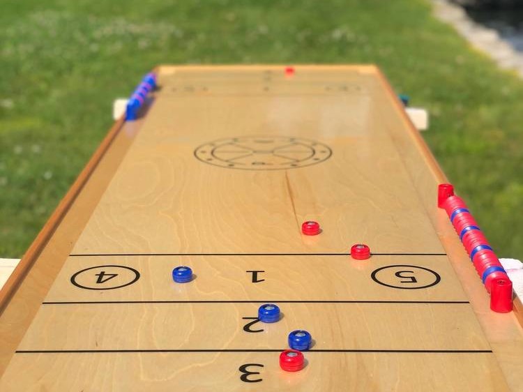 La table POK-Games avec 4 billes rouges et 4 billes bleues en jeu