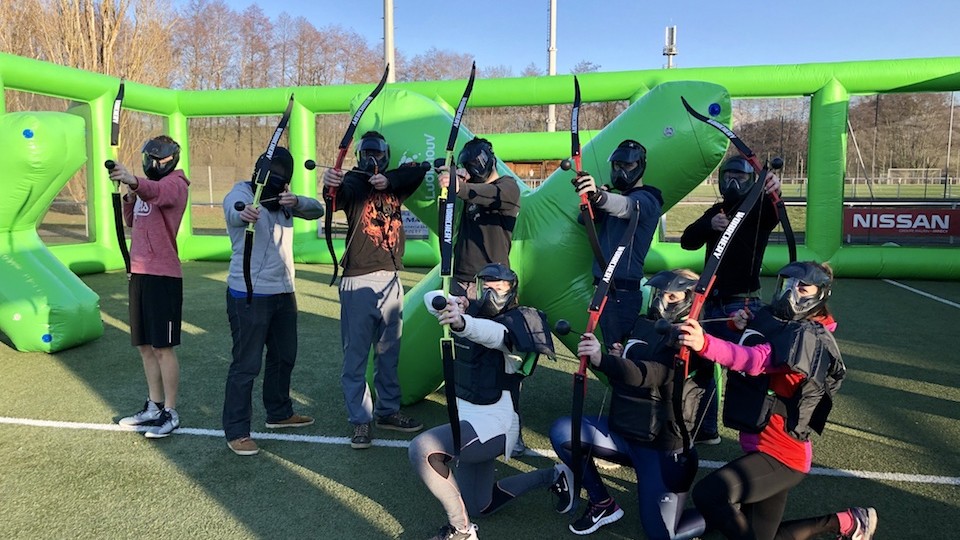 L'archery tag, sport conjuguant paintball et tir à l'arc, se joue par équipes de 3 à 10 joueurs.