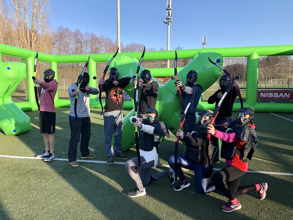 L'archery tag, sport conjuguant paintball et tir à l'arc, se joue par équipes de 3 à 10 joueurs.