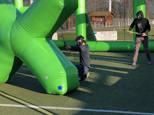 Le terrain de bataille de l'archery tag s'agrémente de cibles géantes ou de bunkers gonflables.