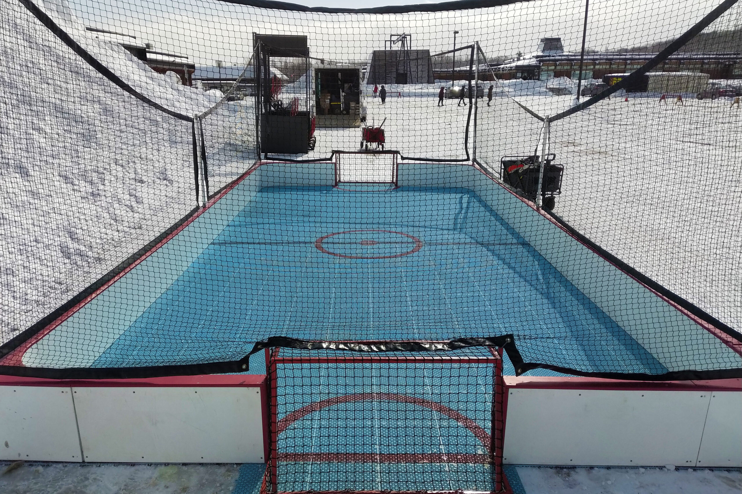 Petite patinoire mobile synthétique ou Bottinoire, installée en extérieur dans une station de ski.