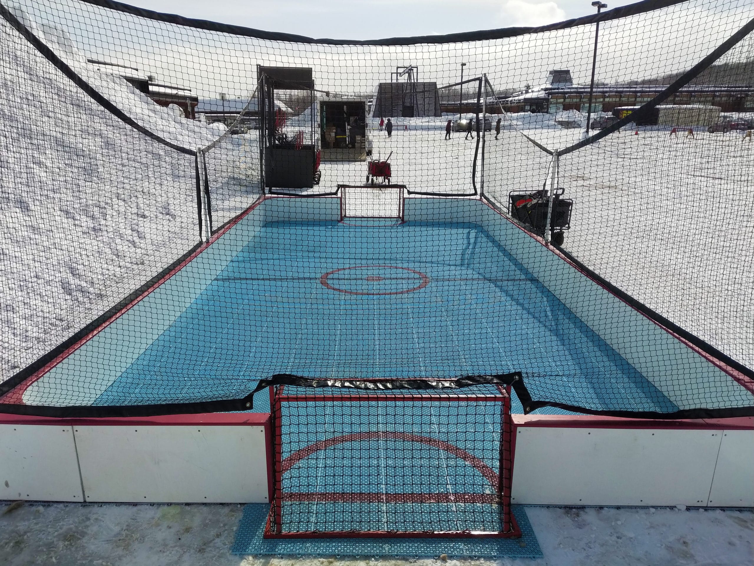 Petite patinoire mobile synthétique ou Bottinoire, installée en extérieur dans une station de ski.