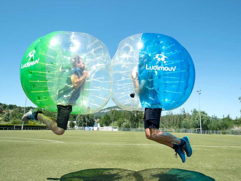 La bulle gonflable antichoc permet aux joueurs de Bubble Football d'aller au contact en toute sécurité
