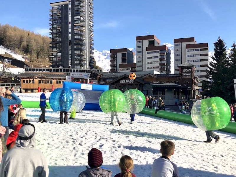 Animation station sports d'hiver partie de Bubble Football sur neige