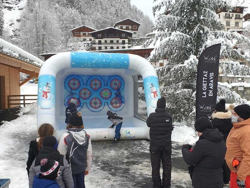 À la station La Giettaz en Aravis, installation du stand de lancer de boules de neige sur cibles interactives en extérieur sur la neige.